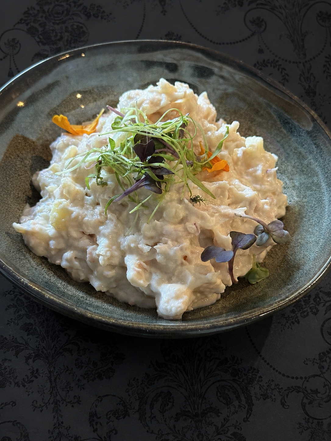 Ensaladilla de gambas y manzana sobre el patrón de La Revuelta